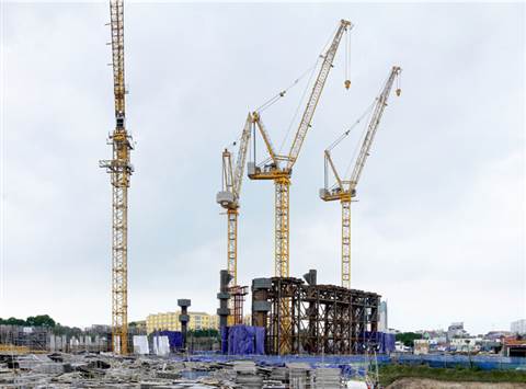 Cranes on site include three 36 tonne capacity 542 HC-L 18/36 Litronic luffing jib units and four 16