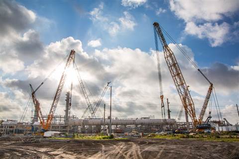 Sarens using its CC 8800-1 to lift a 641 tonne distillation column in the Gulf Coast 
