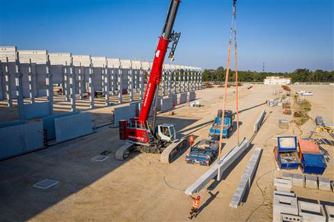 The Sennebogen 6133 E unloading columns up to 18 metres long